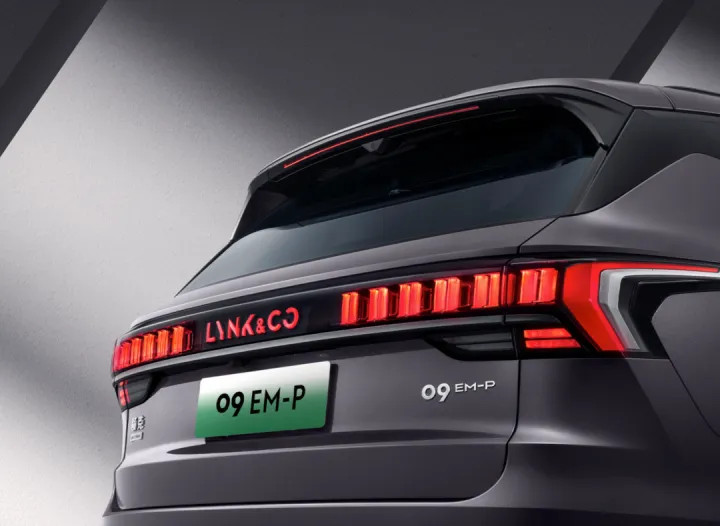 Lynk & Co 09 EM-P voyage version back view